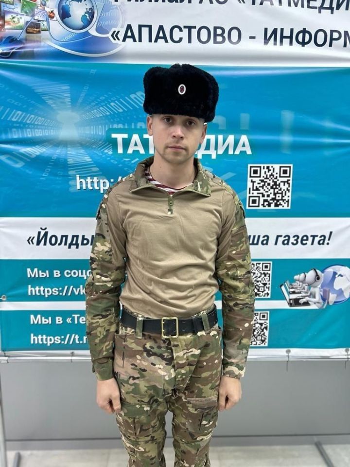 Хотел носить военную форму, как братья