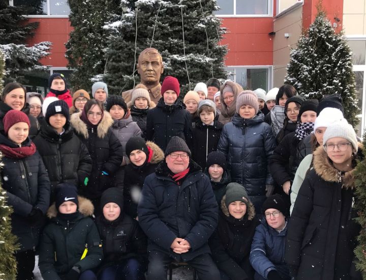 Апаста Герой-шагыйрь Муса Җәлил һәйкәленә чәчәкләр салдылар