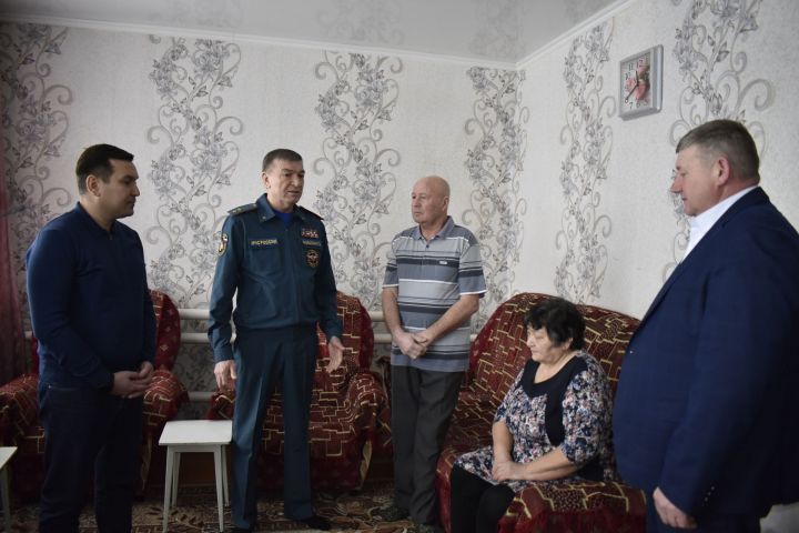 Гадәттән тыш хәлләр министры Рафис Хәбибуллин якыннары мобилизациядә булган гаиләләр белән очрашты