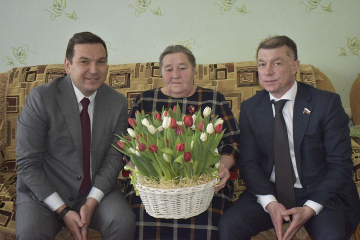 Любовь Харитонова гордится сыном полковником