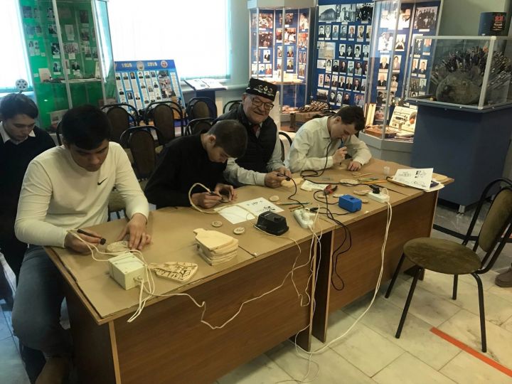 В Апастовском краеведческом музее студенты аграрного колледжа попробовали сделать сувениры из дерева