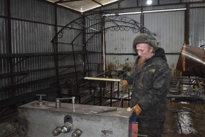 В руках мастера железо плавится как воск