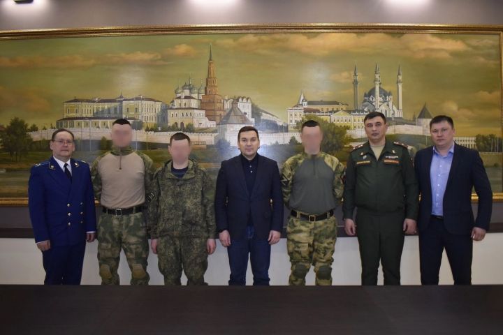 Глава района Айрат Зиганшин встретился с ребятами-участниками специальной военной операции, вернувшимися в родные края в отпуск