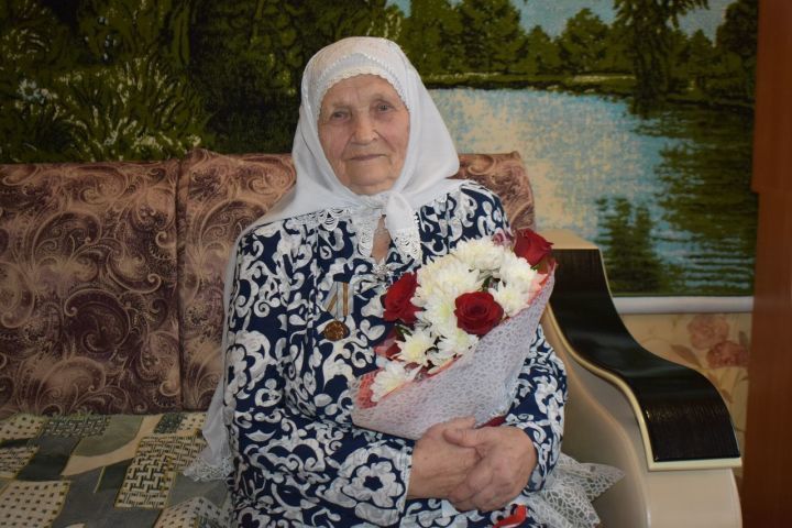 Галия апа Гизатуллина проживает в Тутаево. Во время блокады Ленинграда ей было 4 года