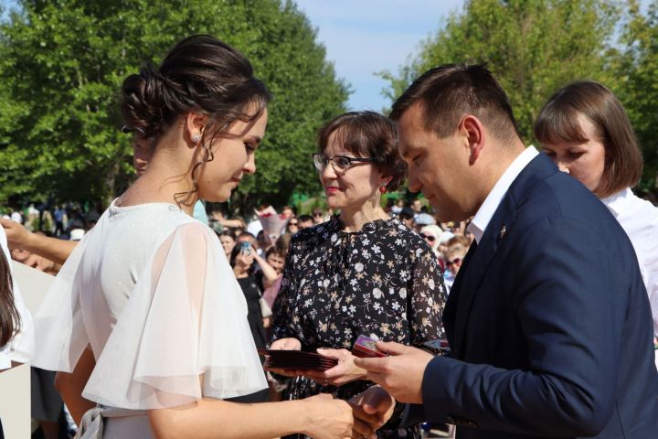 В Центральном парке отдыха Апастово состоялся выпускной вечер