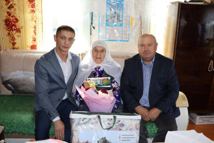 Нурия әби Нәбиуллина: “Трактор да йөрттем, сабанчы да булдым”
