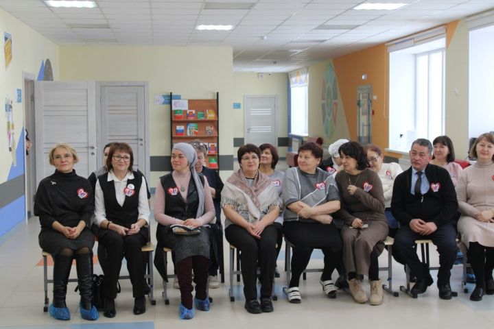 Сегодня на базе МБОУ «Каратунская СОШ» проведен семинар - практикум для классных руководителей школ Апастовского района на тему: «Психолого-педагогические методы и приемы в работе классного руководителя с детьми группы риска»