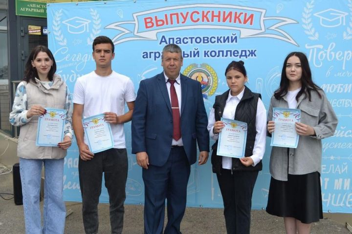 Поздравили студентов с успешным окончанием учебного года