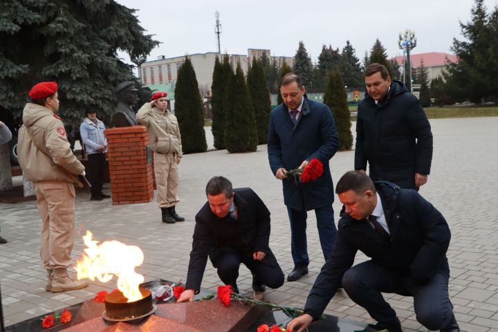Апаста  “Билгесез солдат” һәйкәленә чәчәкләр салынды