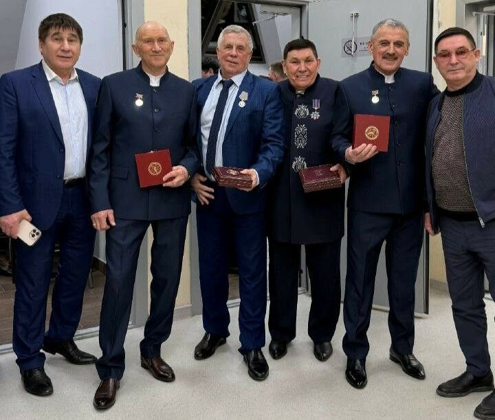 «45 ел сәхнә тоту – шутка түгел»: «Мунча ташы» театры артистларына мактаулы исем бирелгән