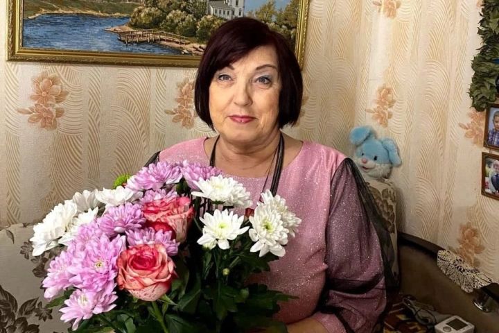 «Искиткеч кеше иде!» – Өй янында чәчәк утыртып йөрүче хатынны машина таптаган
