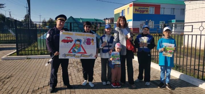 Сотрудники Госавтоинспекции по Апастовскому району и «Движение первых»  провели акцию «Ребенок – главный пассажир»