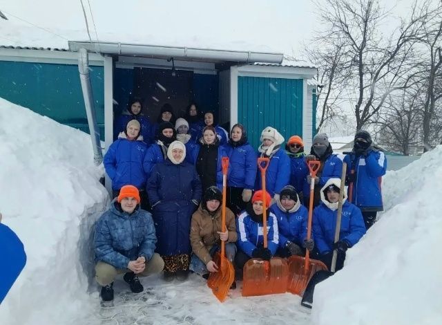 «Снежный десант» студентов аграрного колледжа помог с хозяйственными делами