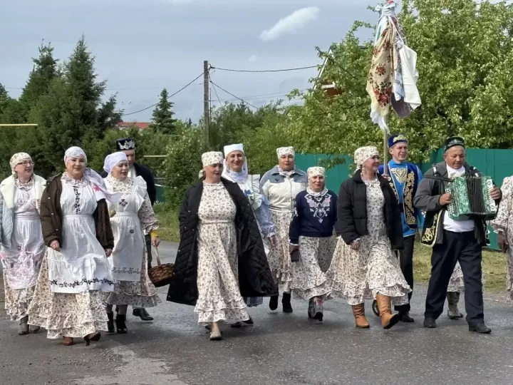 Апаста Сабан туена сөлге җыйдылар