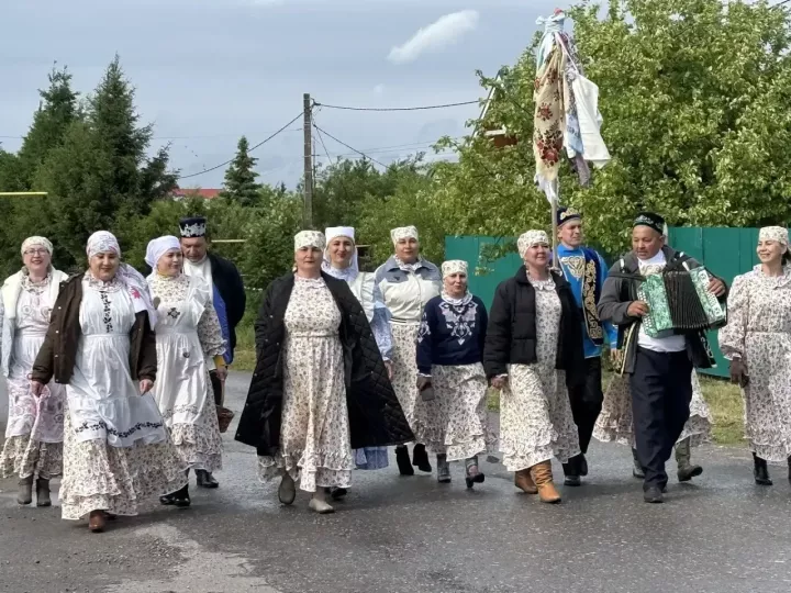 Апаста Сабан туена сөлге җыйдылар