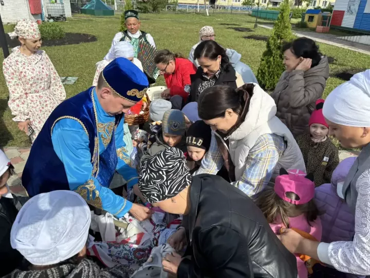 Апаста Сабан туена сөлге җыйдылар