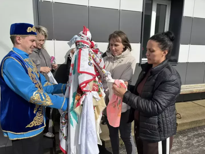 Апаста Сабан туена сөлге җыйдылар
