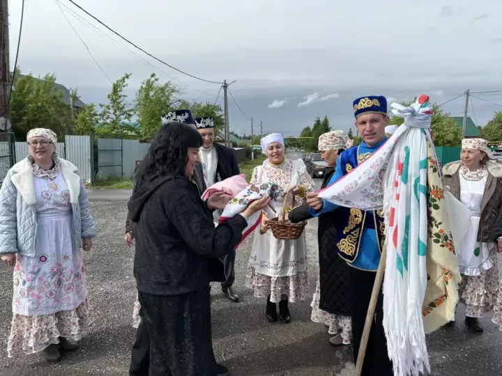 Апаста Сабан туена сөлге җыйдылар