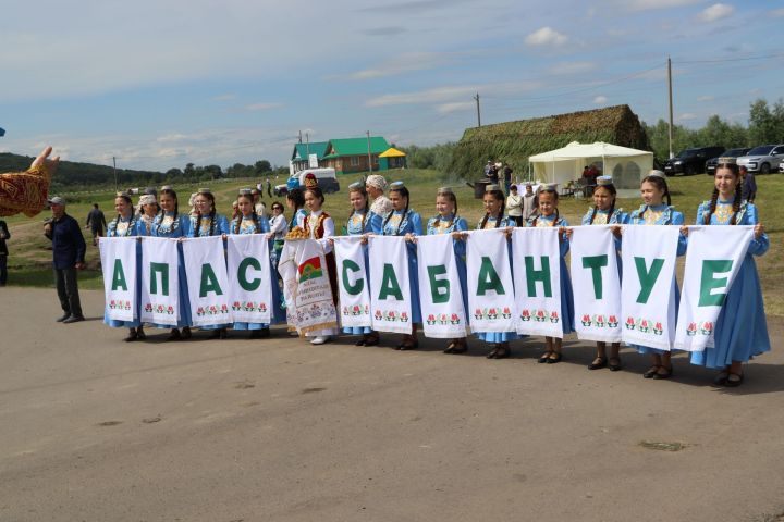 Туганнарны, дусларны  очраштырды Апас сабан туйлары