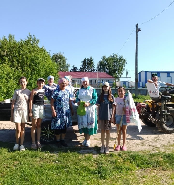 Борнашта Сабантуйга бүләкне трактор белән җыйдылар