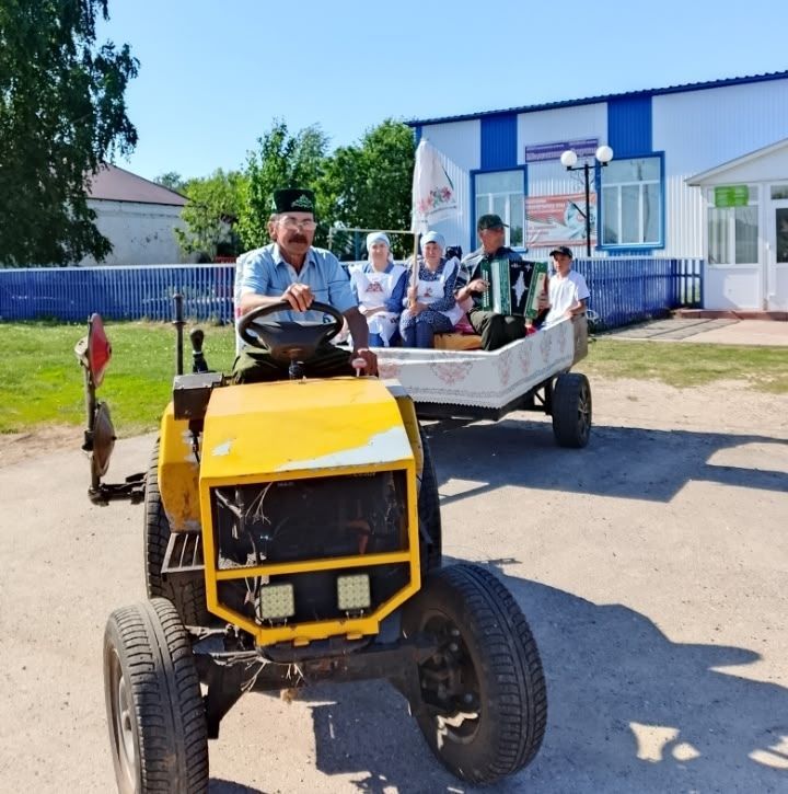 Борнашта Сабантуйга бүләкне трактор белән җыйдылар