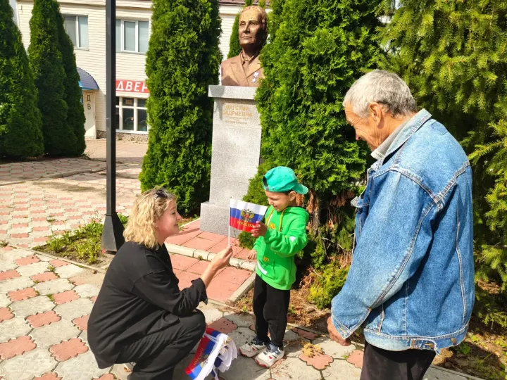 В Апастово прошла патриотическая акция в честь Дня государственного флага РФ