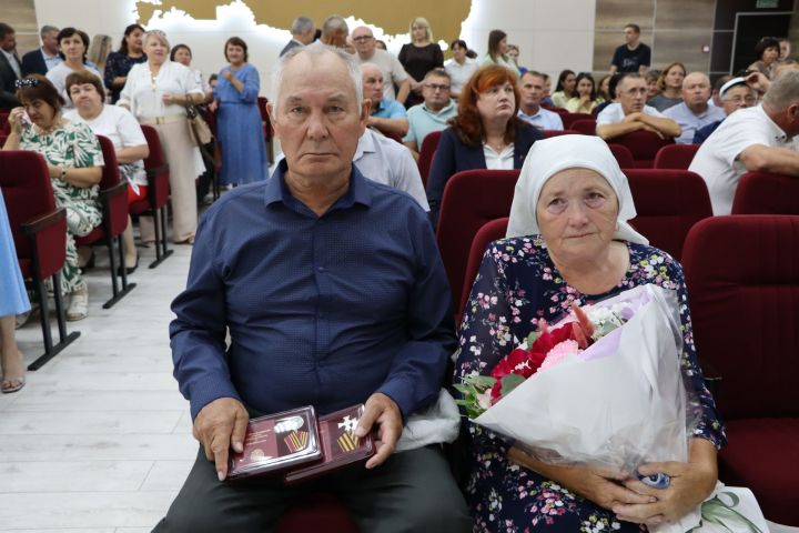 Апаста батыр райондашларны искә алдылар һәм дәүләт бүләкләре тапшырдылар