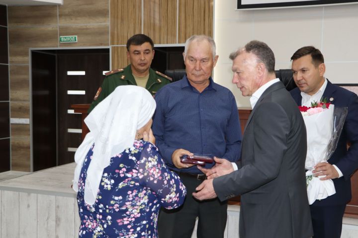 Апаста батыр райондашларны искә алдылар һәм дәүләт бүләкләре тапшырдылар