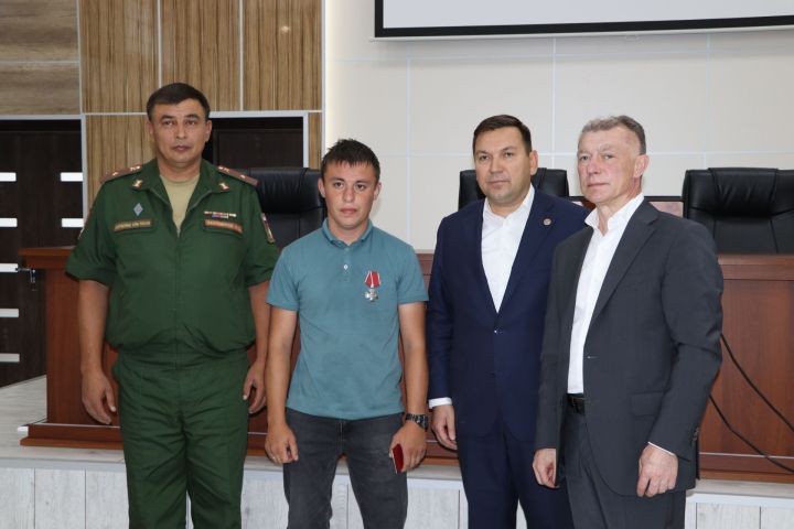 Апаста батыр райондашларны искә алдылар һәм дәүләт бүләкләре тапшырдылар