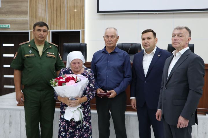 Апаста батыр райондашларны искә алдылар һәм дәүләт бүләкләре тапшырдылар