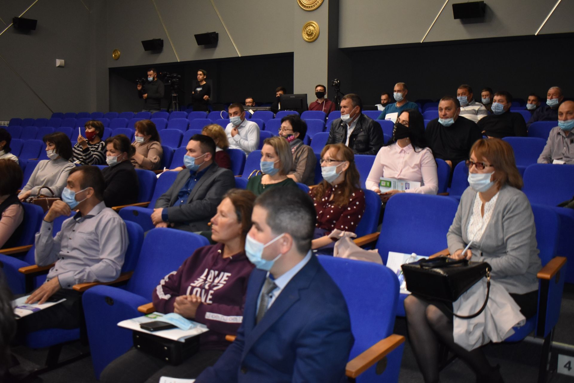 Апаста кече һәм урта бизнес вәкилләре белән очрашу узды