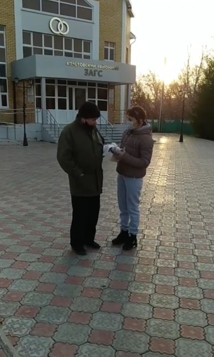 Мәдәният хезмәткәрләре бушлай битлекләр тараттылар
