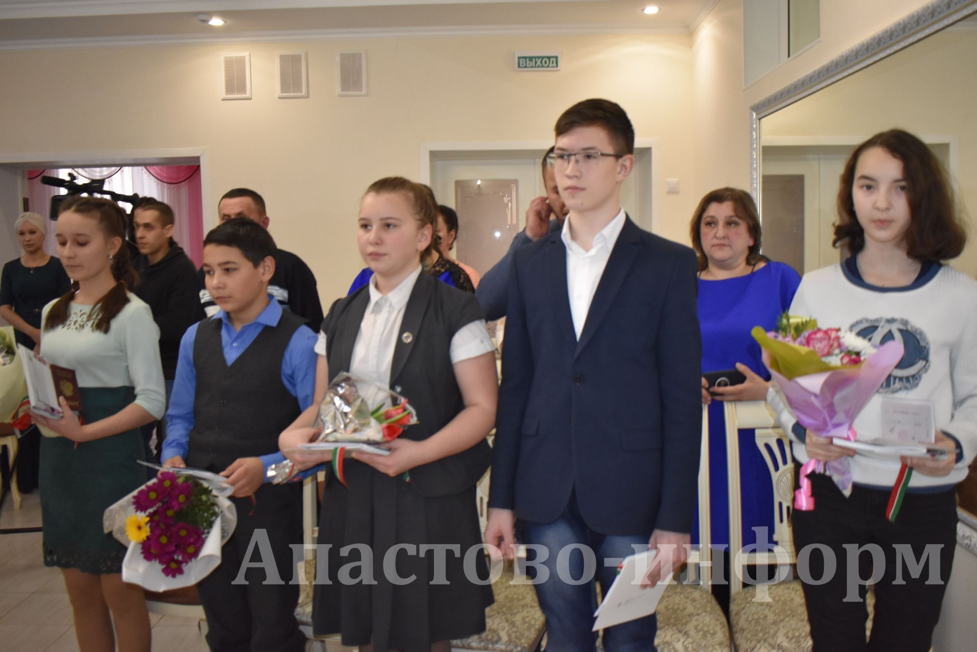 Апаста тантаналы төстә паспортлар тапшырылды
