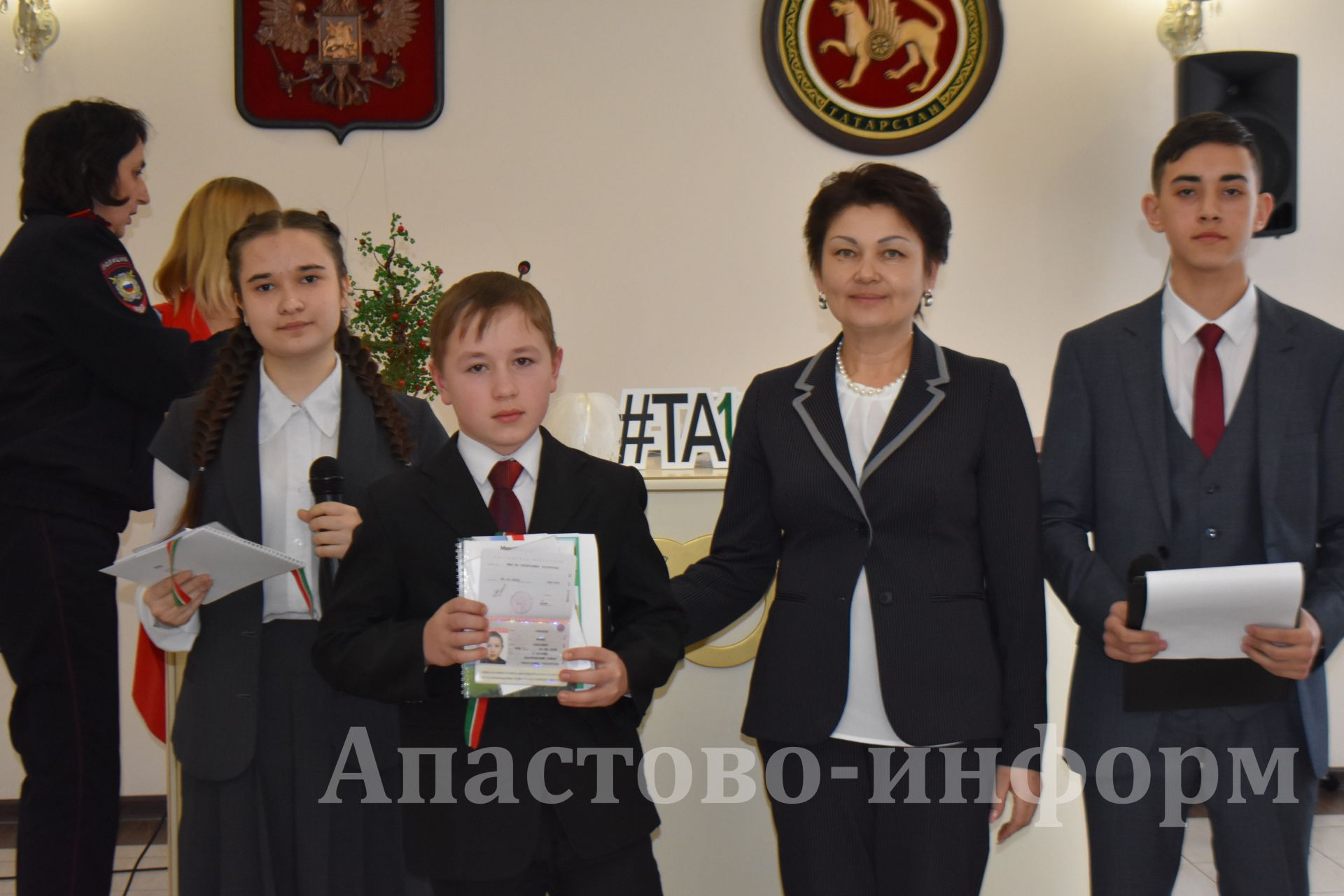 Апаста тантаналы төстә паспортлар тапшырылды