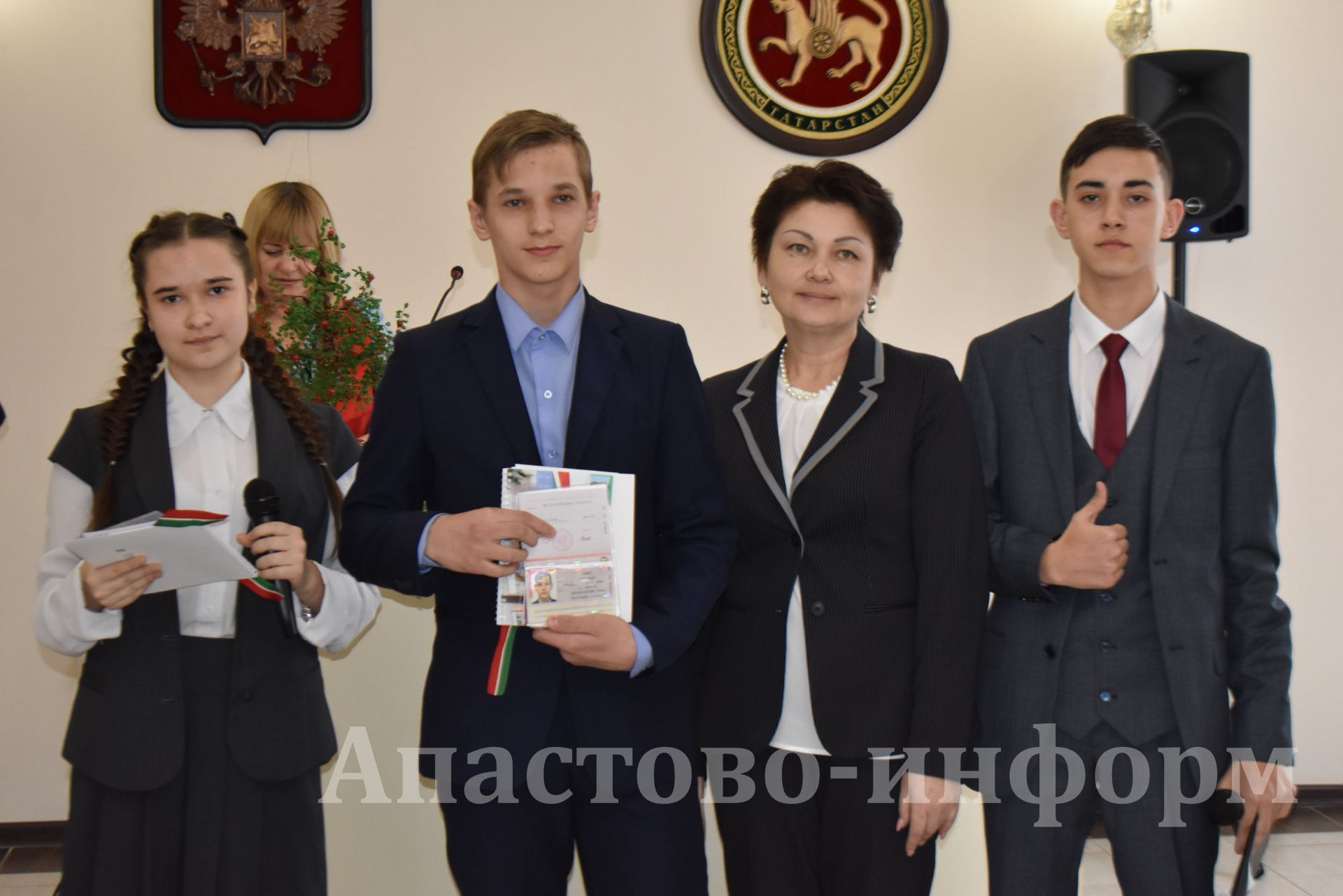 Апаста тантаналы төстә паспортлар тапшырылды