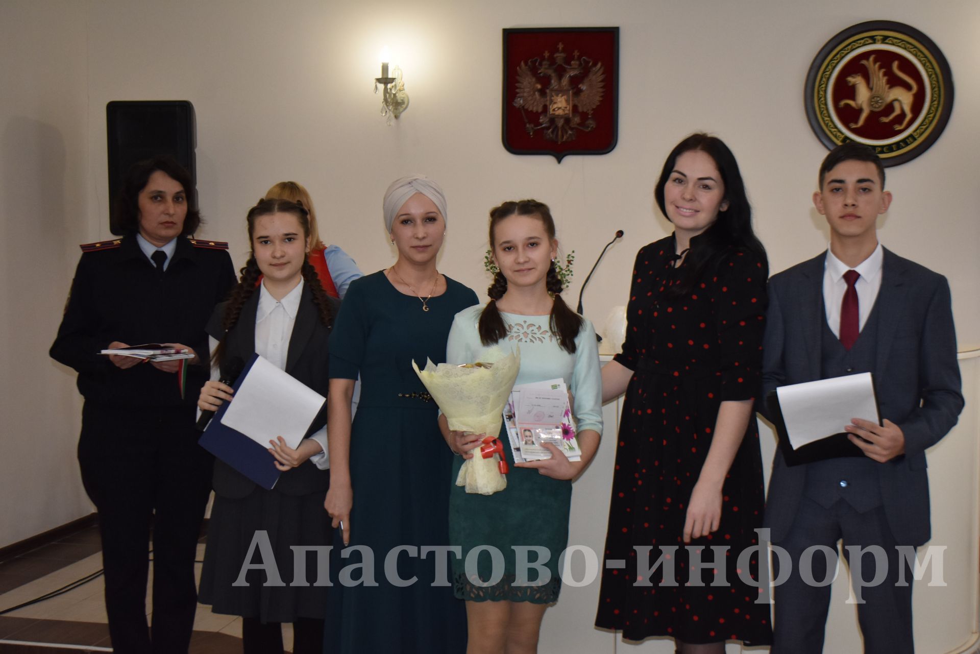 Апаста тантаналы төстә паспортлар тапшырылды