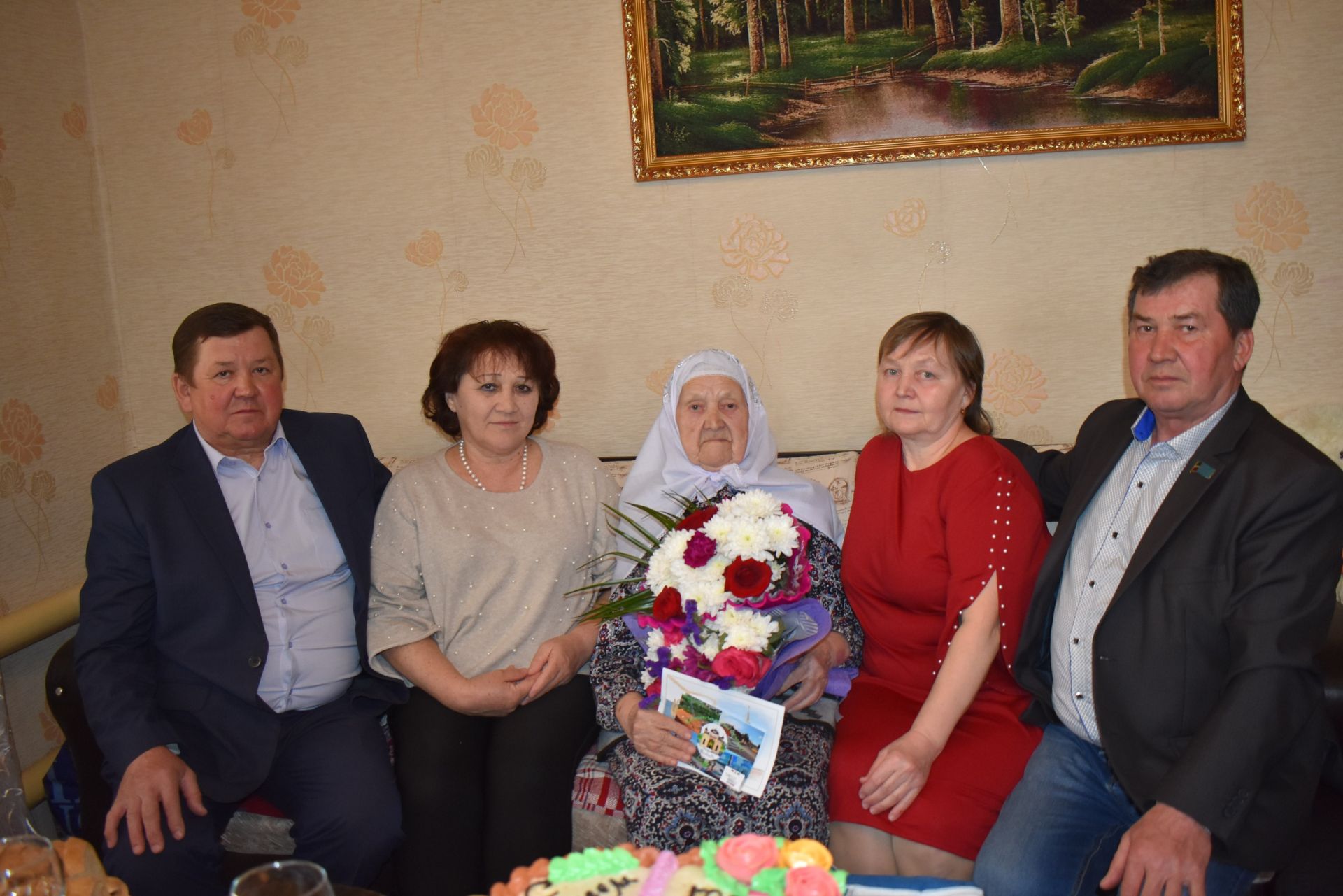 Табар Черкенендә яшәүче Гакифә әби Ярмөхәммәтова бүгенге матур тормышка сөенеп яши