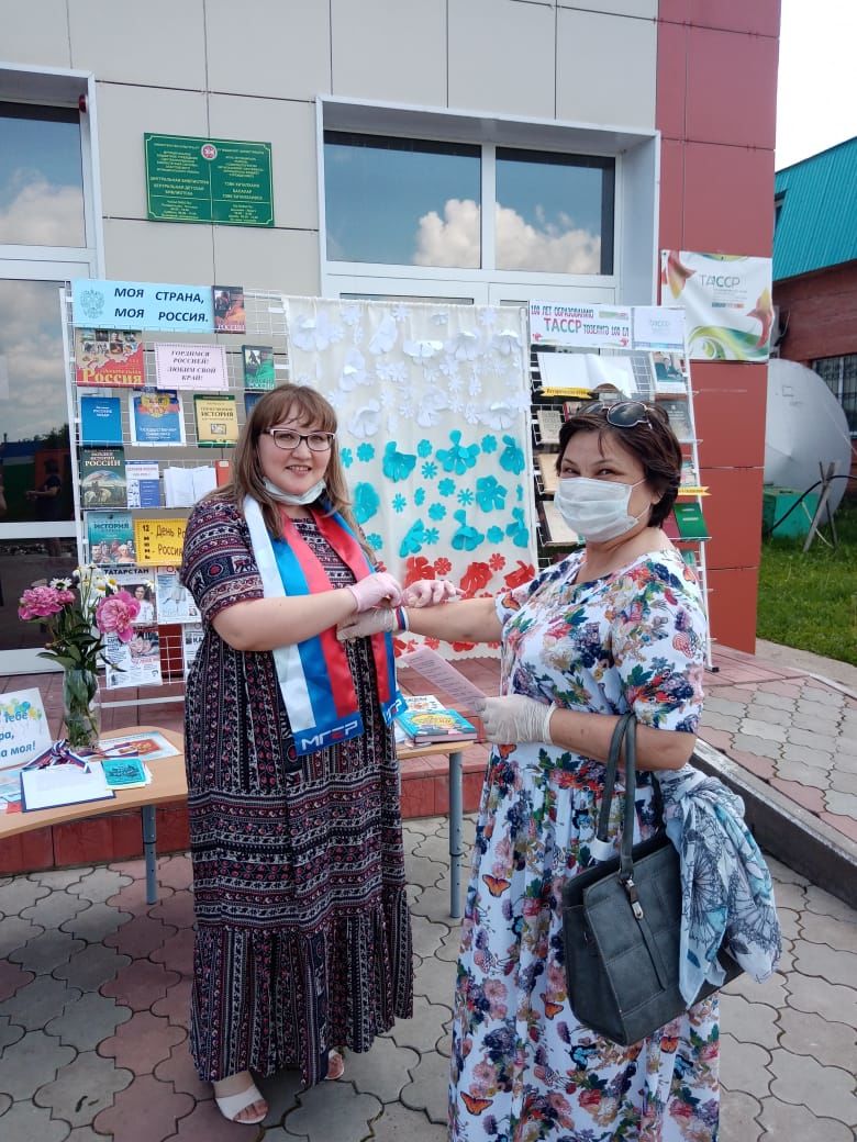 Жители района присоединились к акции «Триколор России»