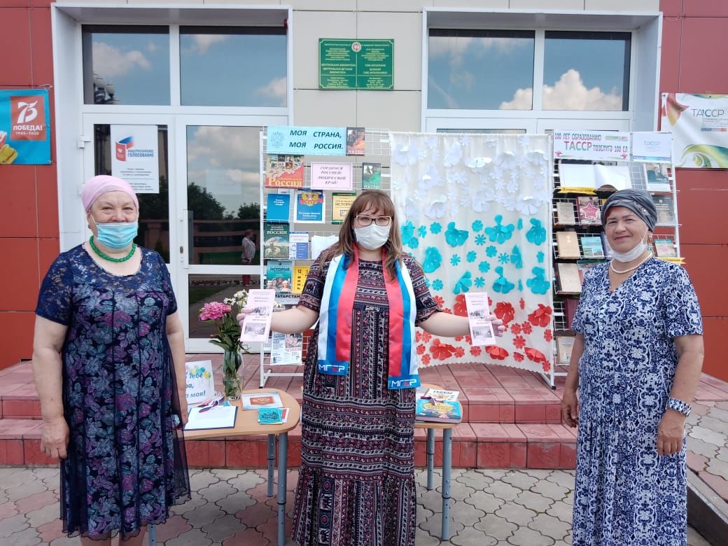 Жители района присоединились к акции «Триколор России»