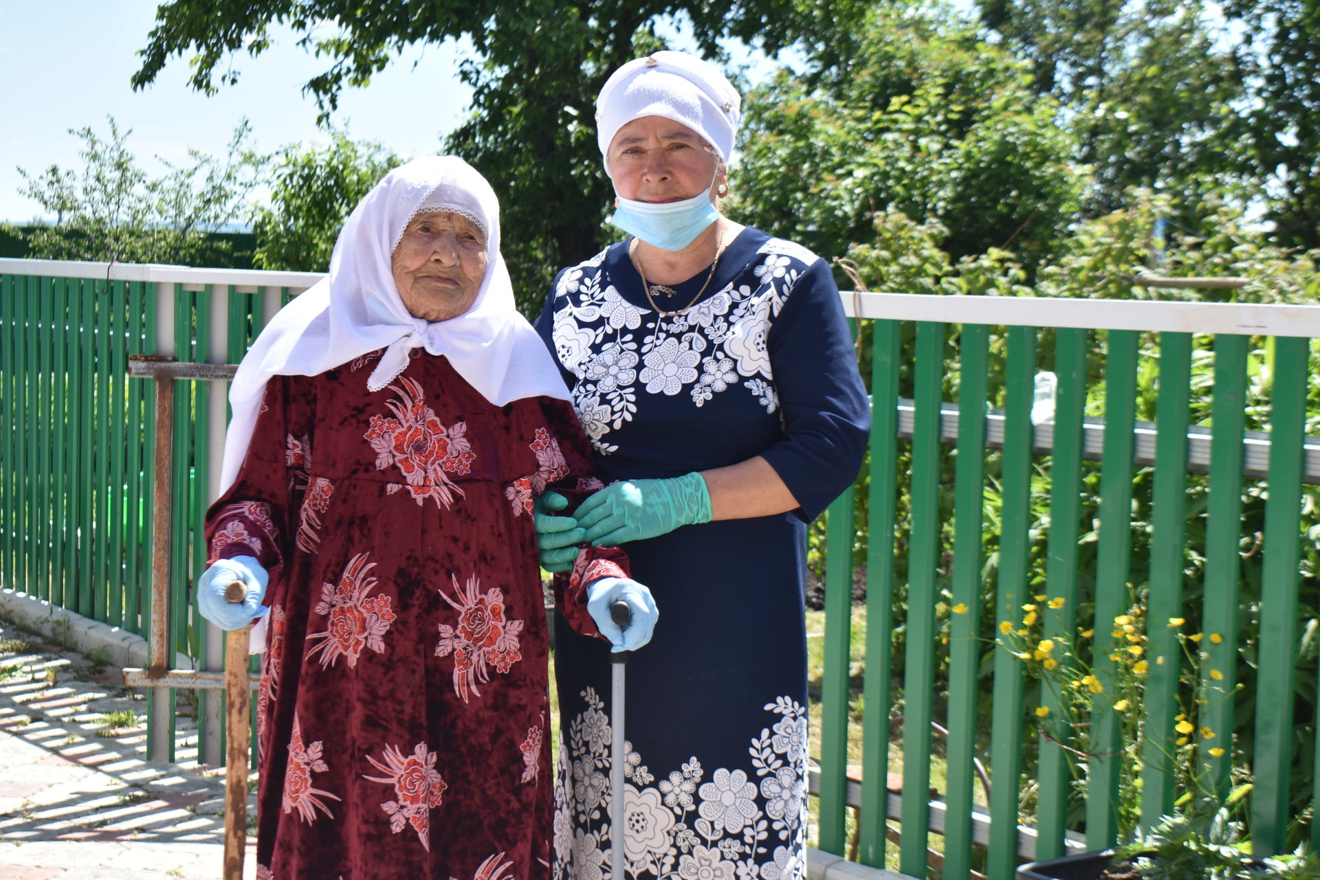 101-летняя Майтап эби выращивает цветы, овощи