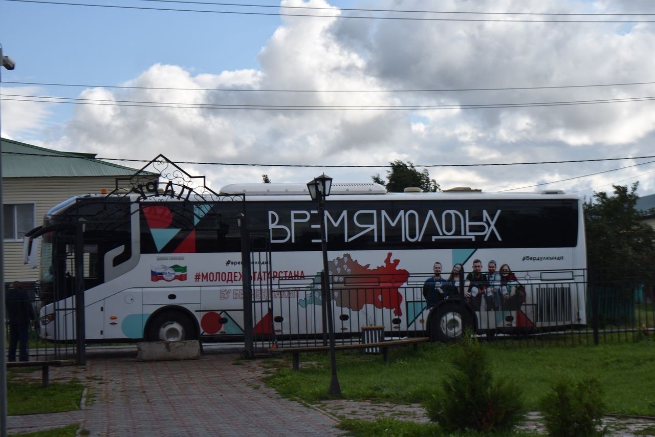 Апаска Татарстанның яшьләр эше министры Дамир Фәттахов һәм “Яшьләр вакыты” автобусы килде