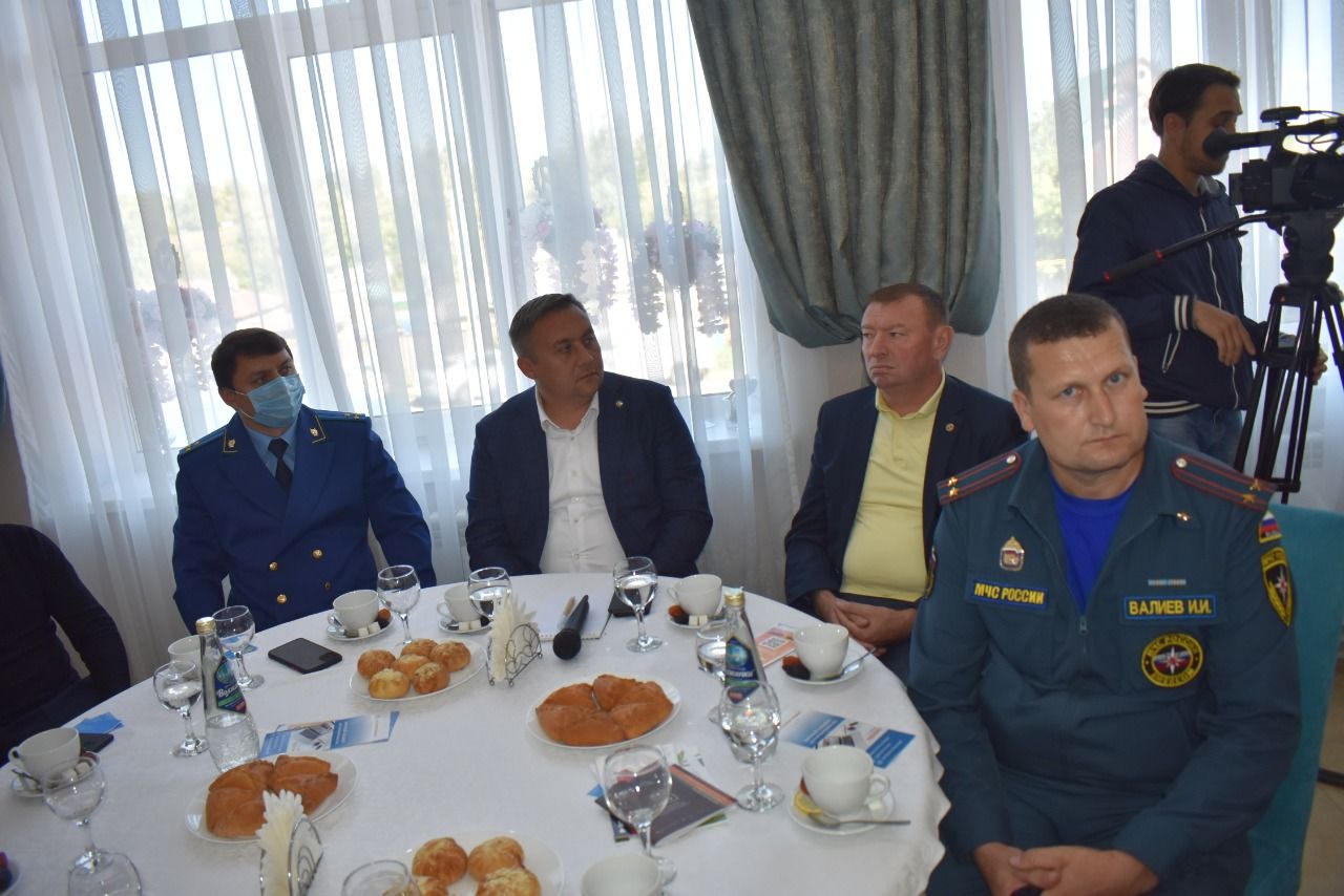 Апаста эшмәкәрләр белән очрашу узды