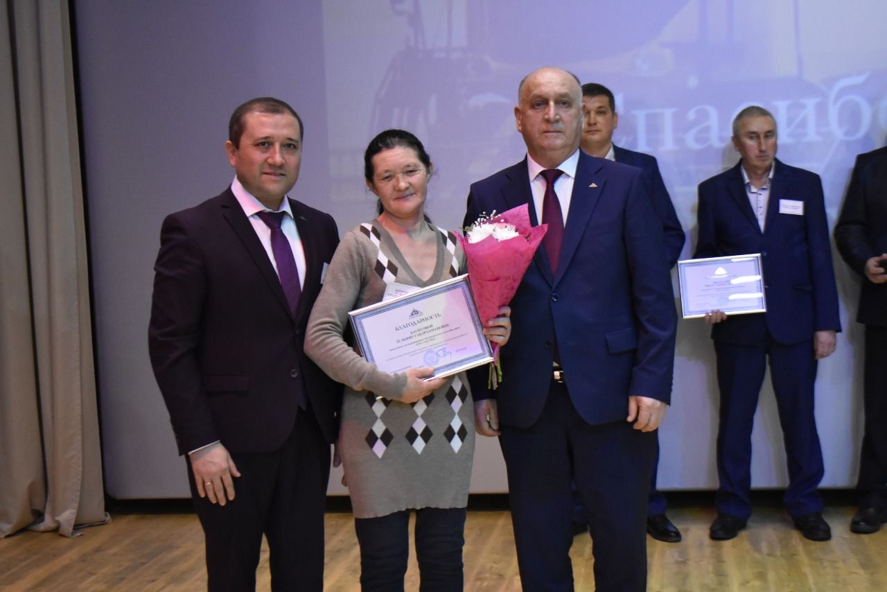 Авыл хуҗалыгы хезмәтчәннәре көнендә алдынгылар бүләкләнде