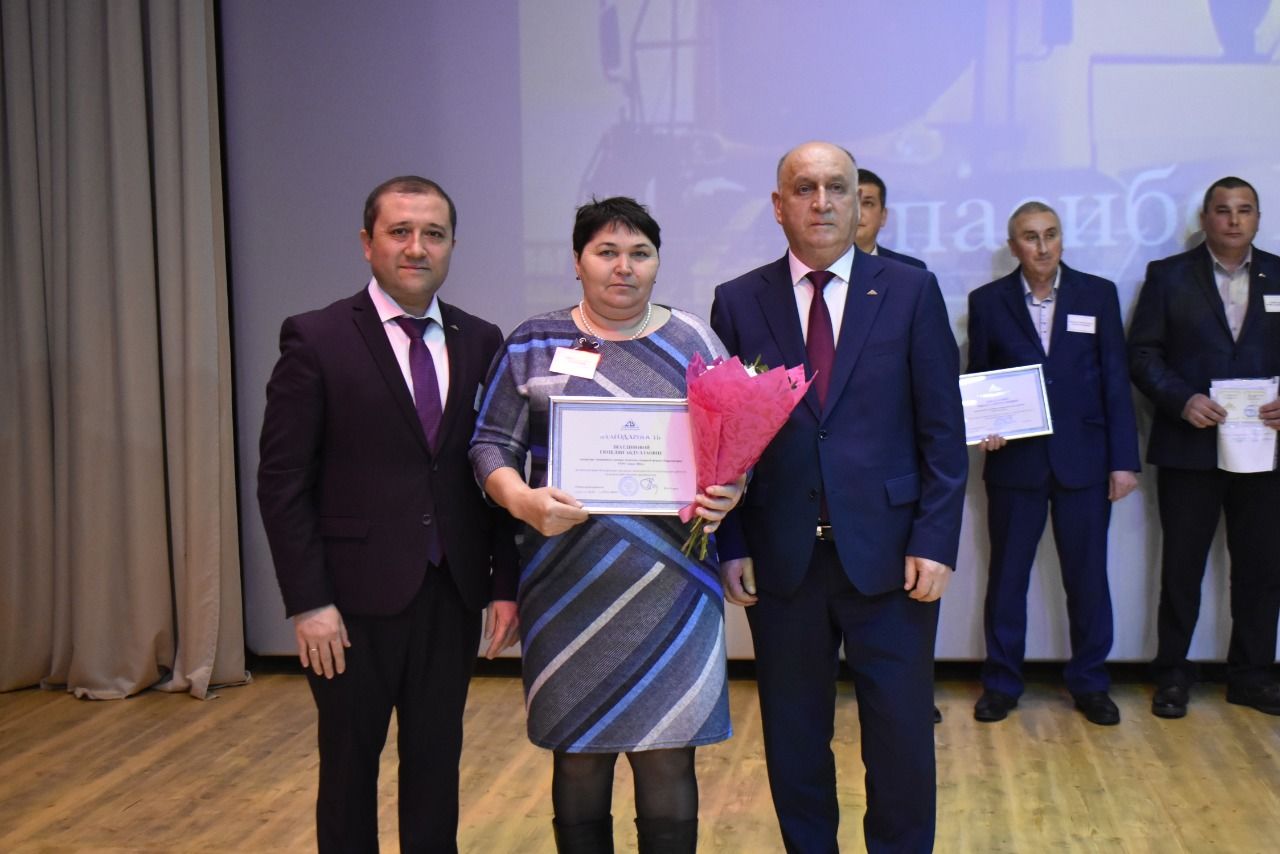 Авыл хуҗалыгы хезмәтчәннәре көнендә алдынгылар бүләкләнде