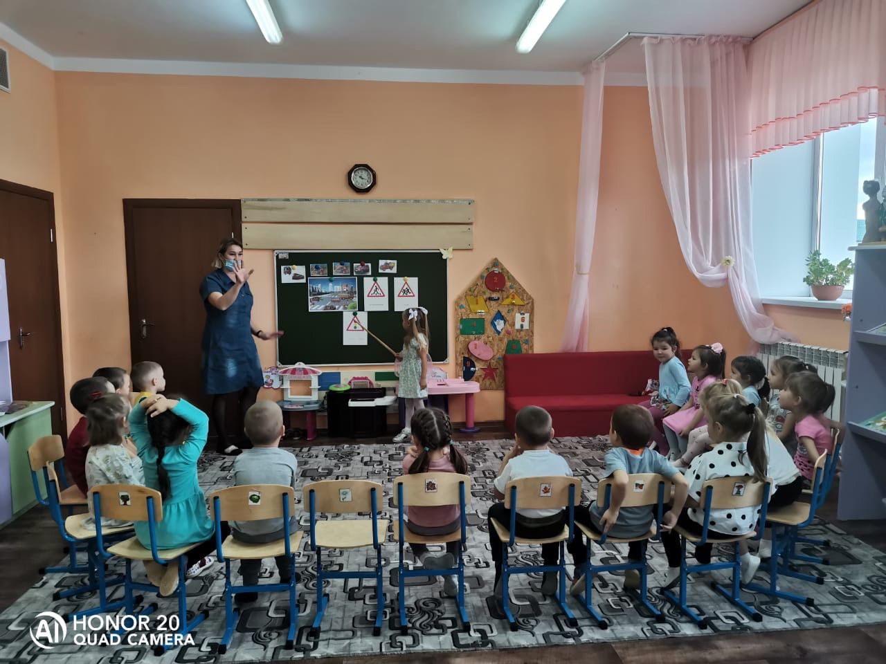 Нәниләр юлда йөрү кагыйдәләрен өйрәнәләр
