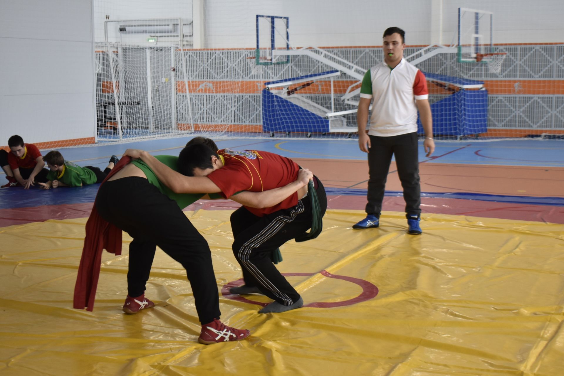 В Апастовском универсальном спортивном зале прошли зональные соревнования по борьбе среди подростков