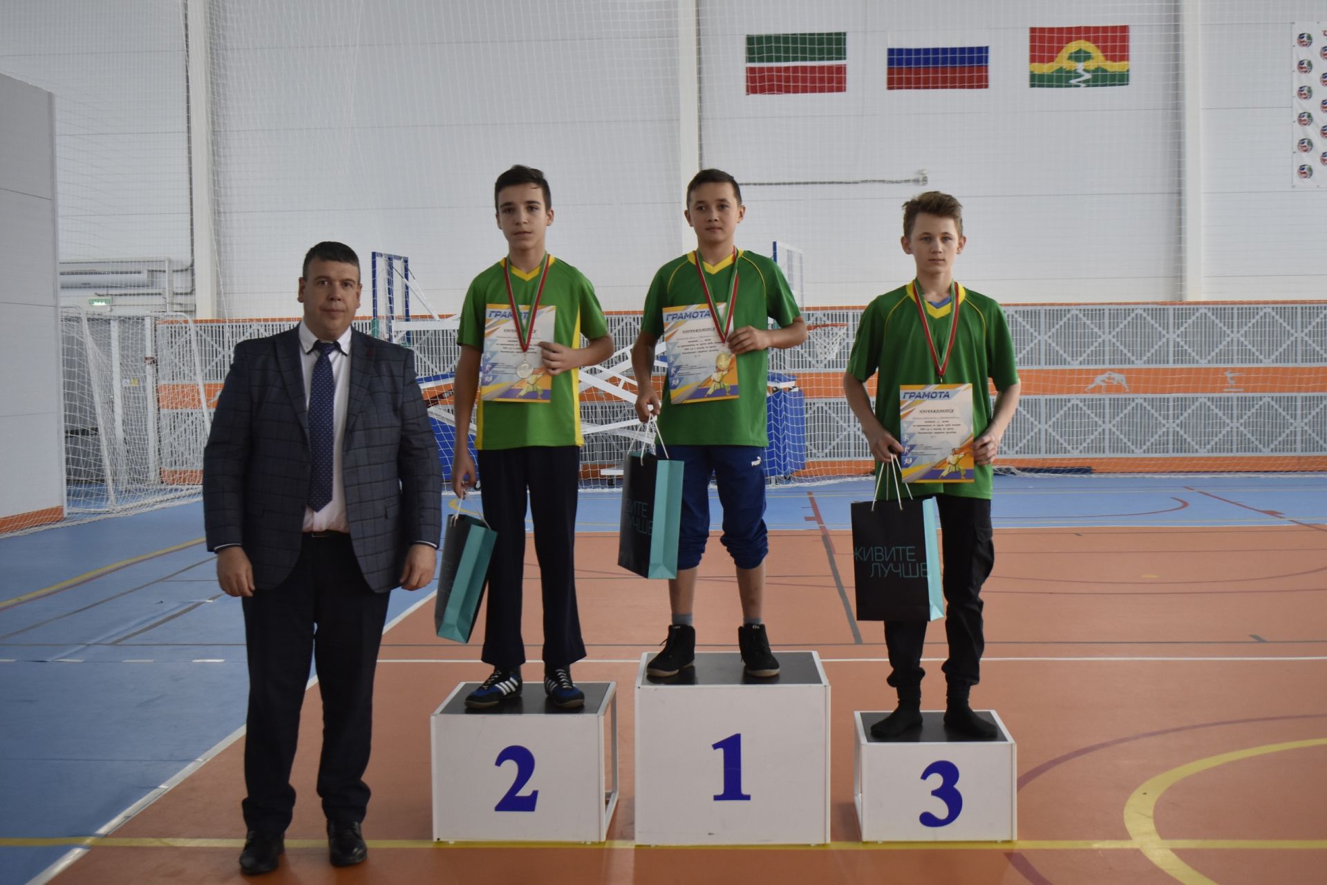 В Апастовском универсальном спортивном зале прошли зональные соревнования по борьбе среди подростков