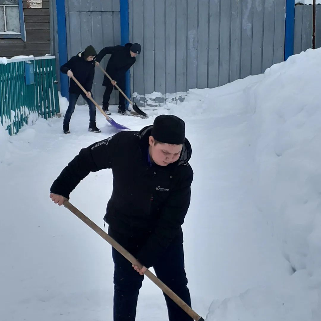 Волонтеры аграрного колледжа помогают в расчистке снега