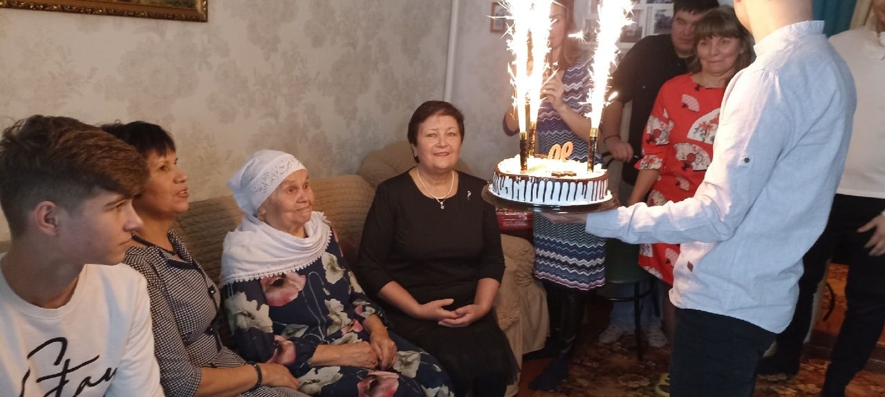 Олы Бакырчыда яшәүче Флера апа Әхмәдиева олы юбилеен каршылады