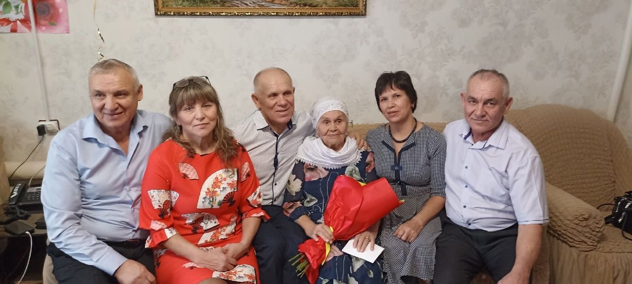 Олы Бакырчыда яшәүче Флера апа Әхмәдиева олы юбилеен каршылады